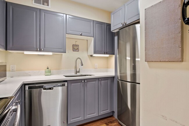 Building Photo - Spacious Top Floor 2 bed 2 bath in the hea...