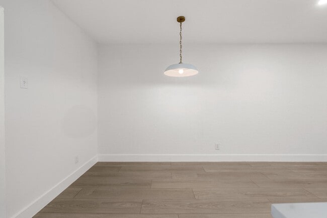 Building Photo - 505 W 7th St