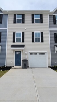 Building Photo - Updated Town home in North Greenville Avai...