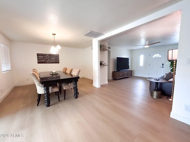 Building Photo - 1126 W Oxford Dr