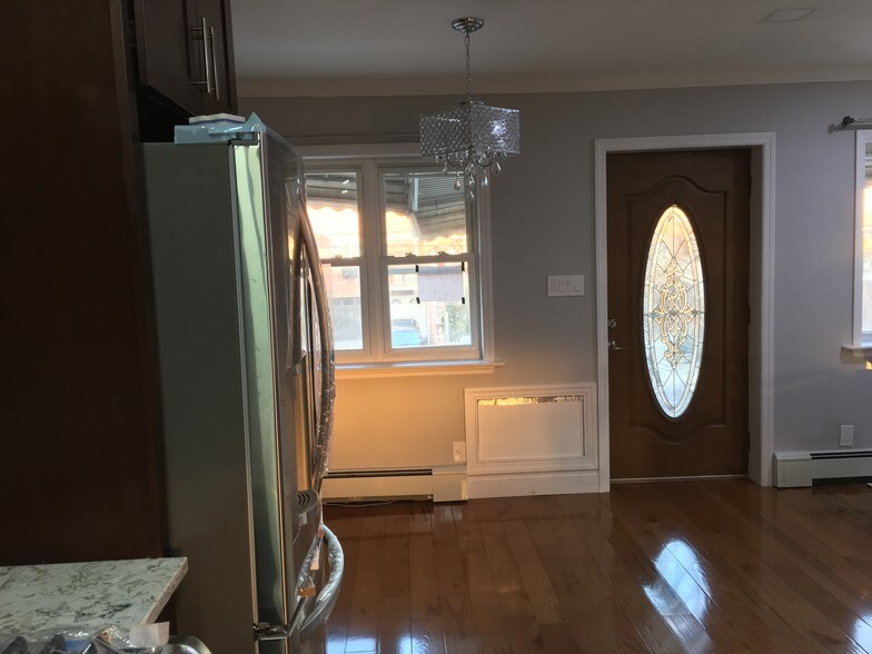 Building Photo - 1366 E 86th St