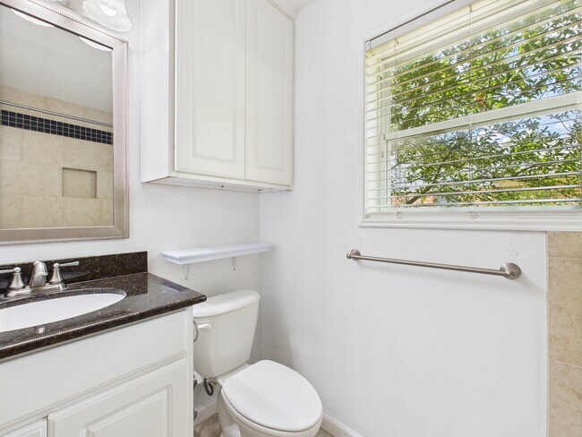 Building Photo - 1402 Village Dr