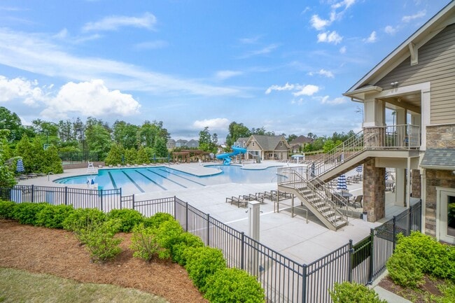 Building Photo - This Beautiful 4 Bedrooms, 2.5 Bathrooms i...