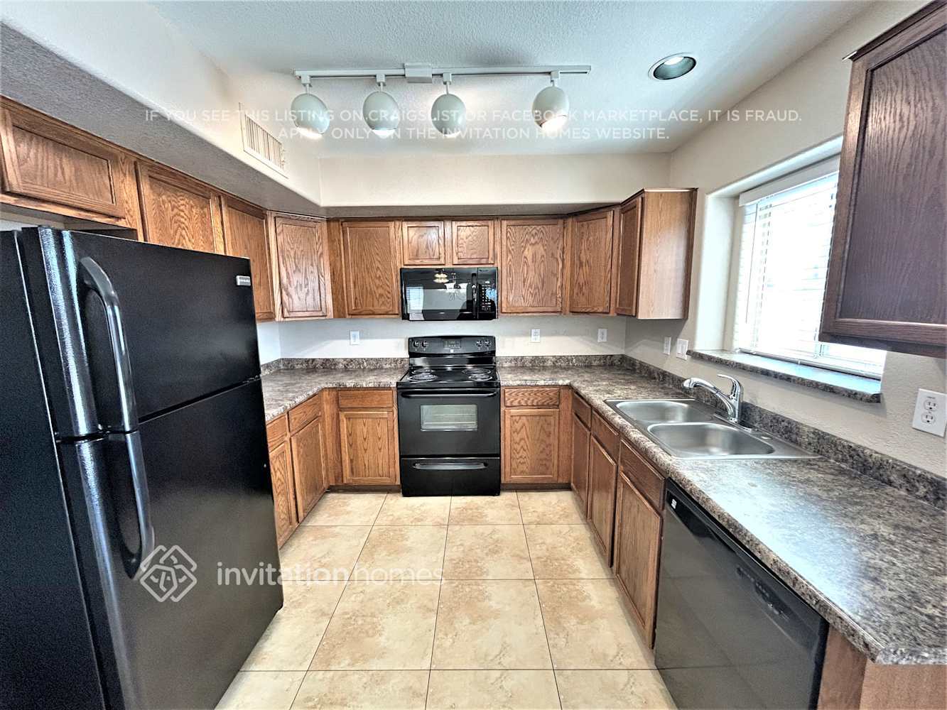 Building Photo - 16585 W Latham St