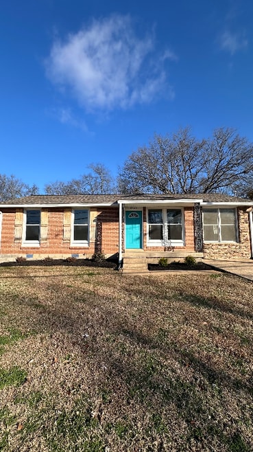 Building Photo - 3260 Hinkle Dr