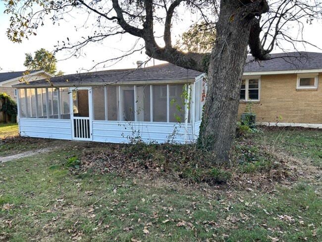 Building Photo - 414 Shady Ln