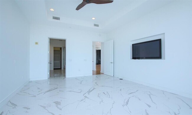 Building Photo - 2727 Kirby Dr
