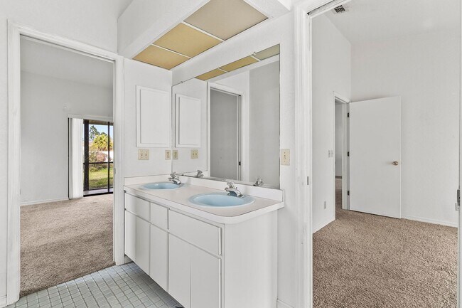 Building Photo - Annual ** 4 Bed / 3 Bath Single Family Hom...