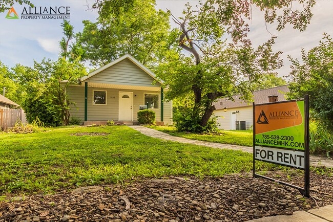 Building Photo - Spacious Rooms & Newer Carpet ~ Close to Downtown