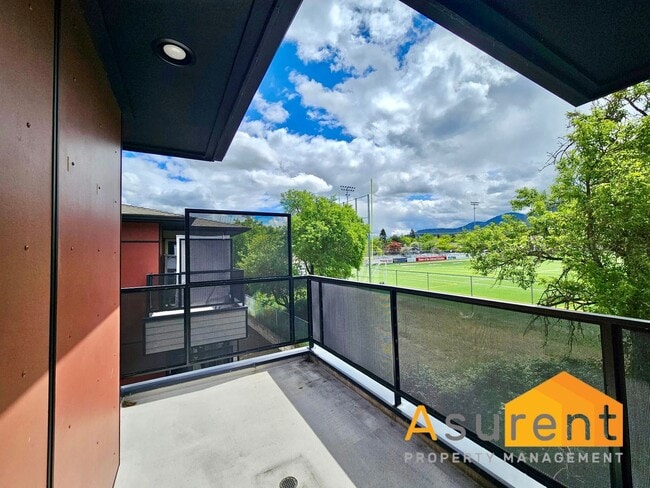 Building Photo - New Townhome close to downtown!