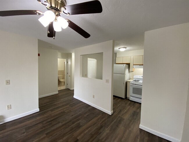 Building Photo - 385 Huse Rd