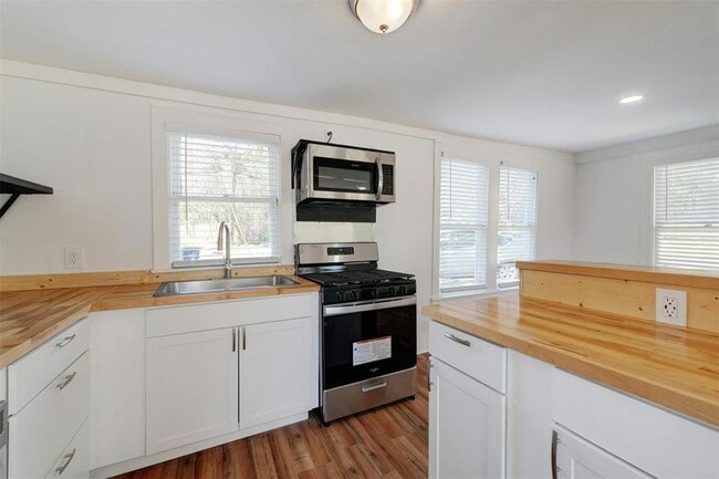 Building Photo - 1401 Windsor Rd