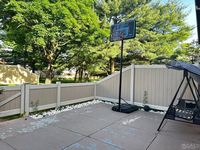 Building Photo - 107 Thoreau Dr