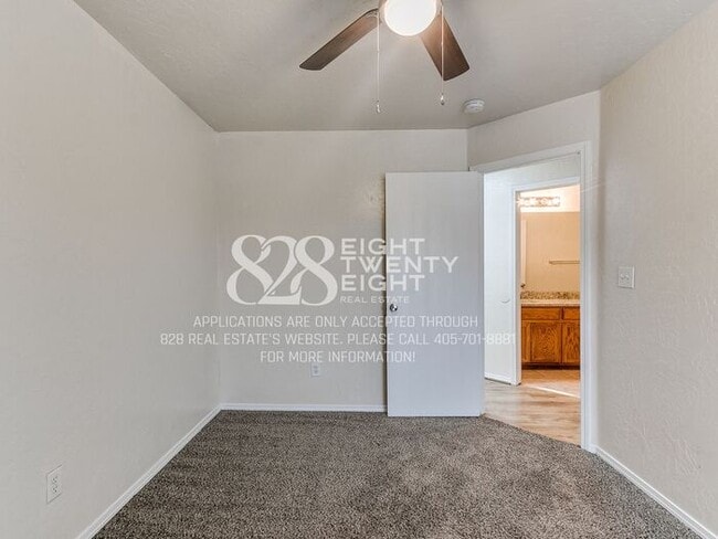 Building Photo - *AVAILABLE NOW!* Spacious 3 Bed/2.5 Bath Duplex Townhome Available in Norman!