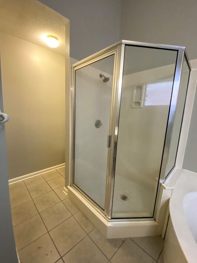 Building Photo - 3 bed, 2 bath in a gated community by Shel...