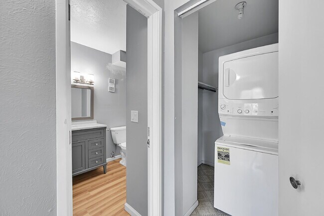 Building Photo - $1,295.00, One Bedroom, one bath, located ...
