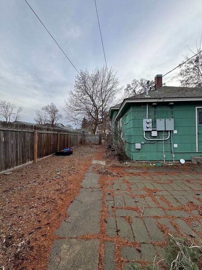 Building Photo - 707 E 7th Ave