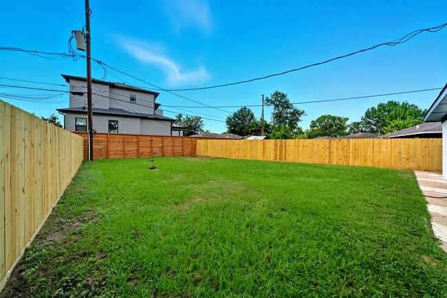 Building Photo - 2527 Roy Cir