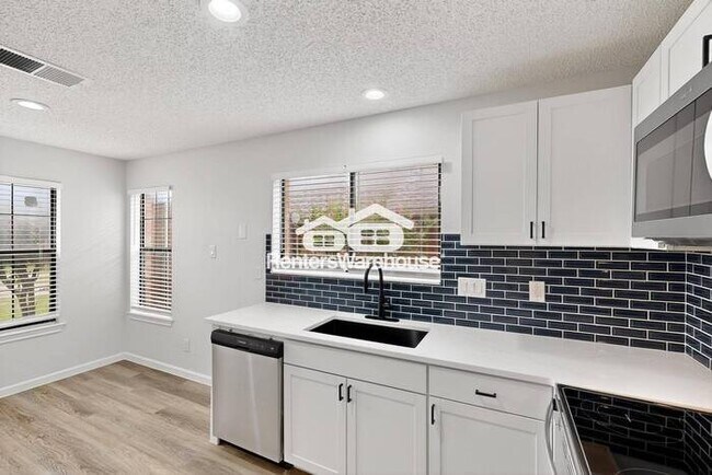 Building Photo - MOVE IN READY - 3BED/2.5BATH - CARROLLTON ...