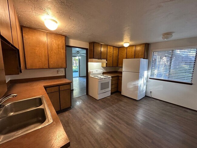 Building Photo - $750 off 1st Month's Rent!!! Charming 3bd/2ba Home!
