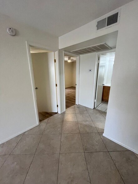 Building Photo - 1201 S McClintock Dr