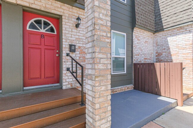 Building Photo - 5922 Fairdale Ln