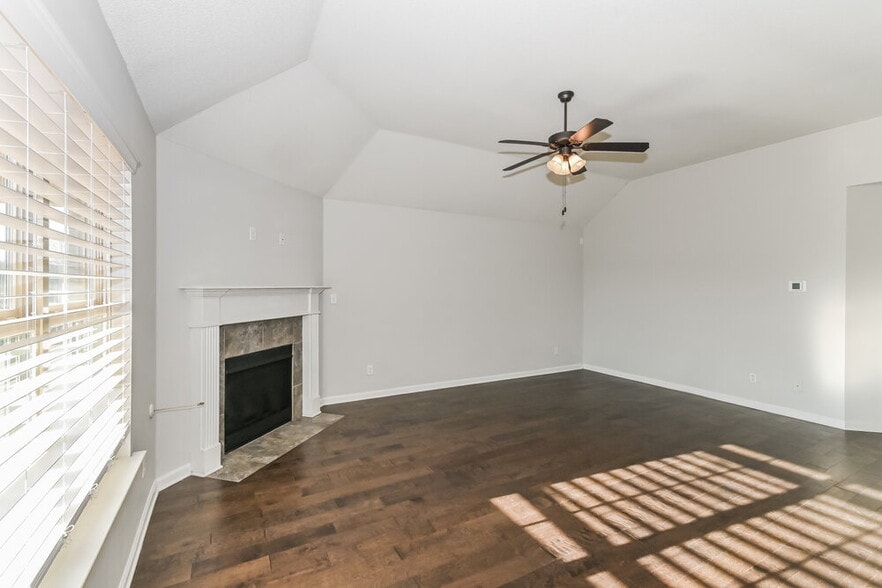 Building Photo - 2805 S Cherry Dr