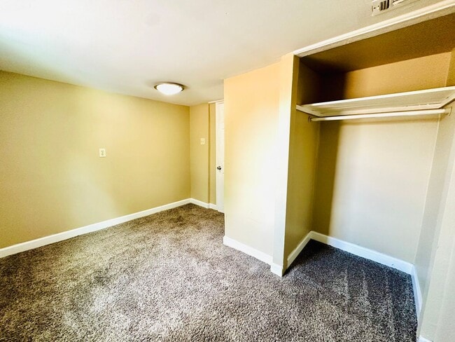 Building Photo - Updated FOUR bedroom home in South Louisville