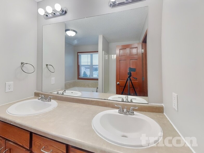 Building Photo - 2248 Longhorn Ln