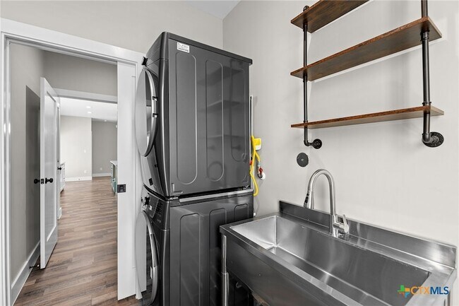 Building Photo - 2204 Magnolia Dr