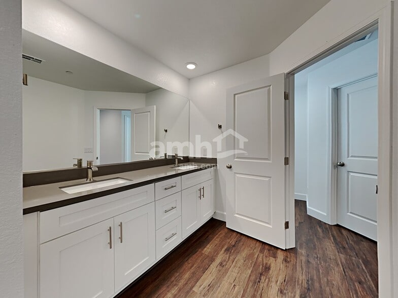 Building Photo - 13827 E 101st Ave