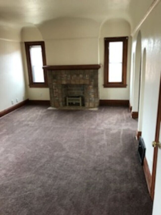 Building Photo - 4049 N Elmhurst Rd
