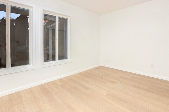 Building Photo - 1018 S Bruce Ln