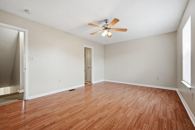 Building Photo - 1807 Whispering Oaks Ln