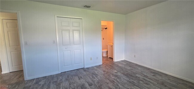 Building Photo - 933 SE 23rd Pl