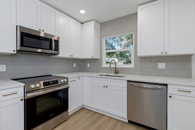 Building Photo - 2710 Boca Ciega Dr N