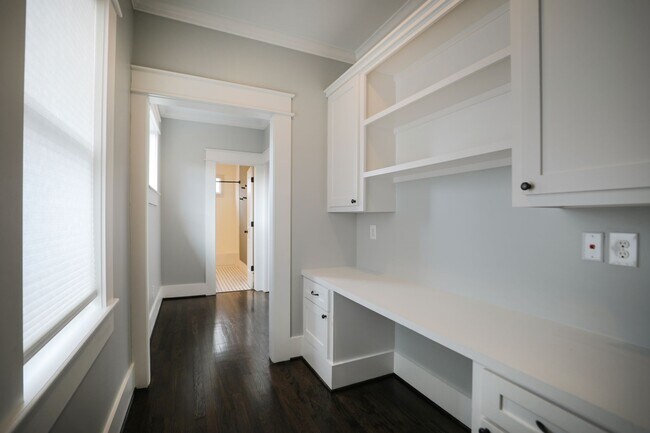 Building Photo - 907 E 25th St