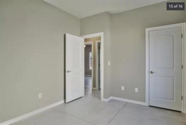 Building Photo - 4863 N Hillside Ct