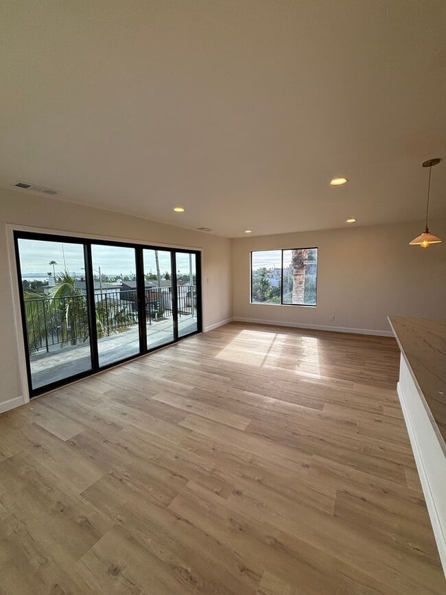 Building Photo - 2 Bed 1 Bath Apartment for Rent in Pacific...