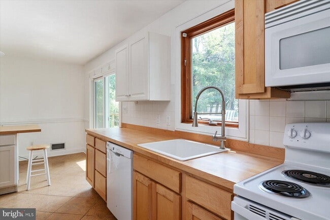 Building Photo - 109 Lake View Drive