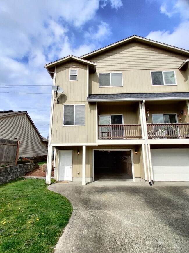 Building Photo - Tumwater Hill Town Home
