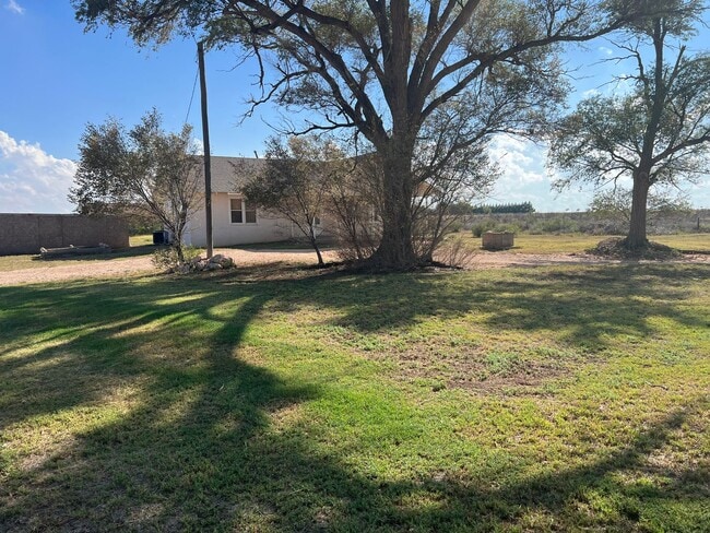Building Photo - Country Living Home