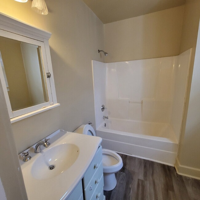 Building Photo - Spacious 2 Bedroom Home