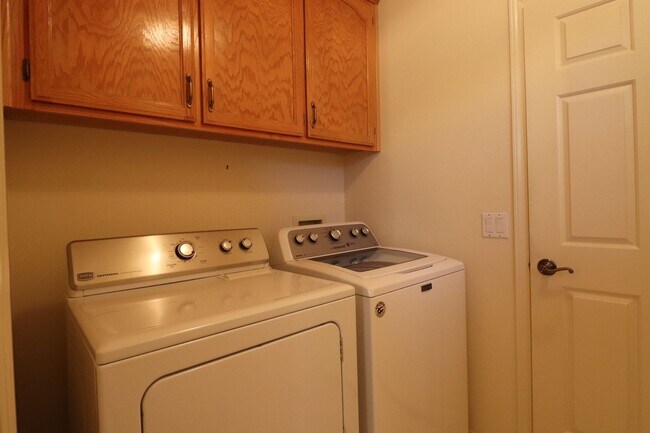 Building Photo - Lovely Mesa Oaks Four Bedroom