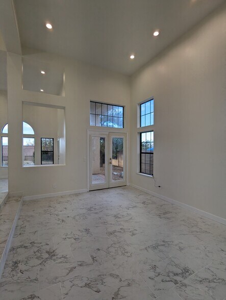 Building Photo - 42057 Parkmont Dr