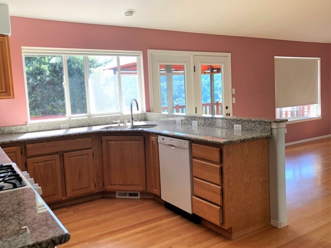 Building Photo - UNIQUE RAMBLER with views in Dockside at Kitsap Lake!