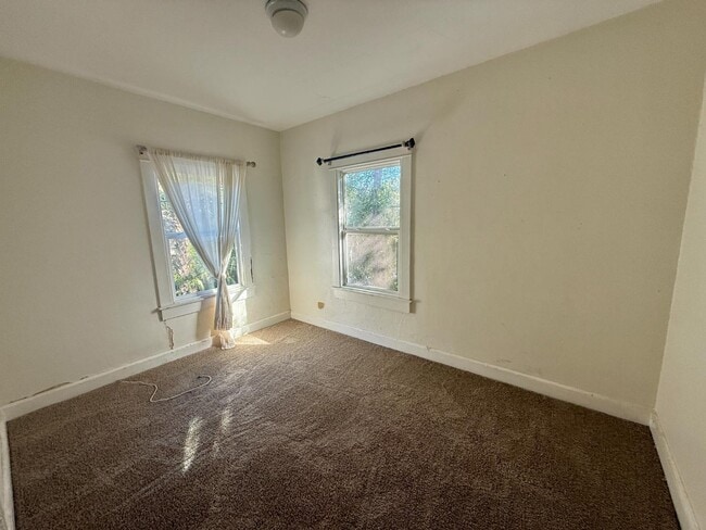 Building Photo - 1435 1/2 15th St N. - 1435 1/2 15th St N