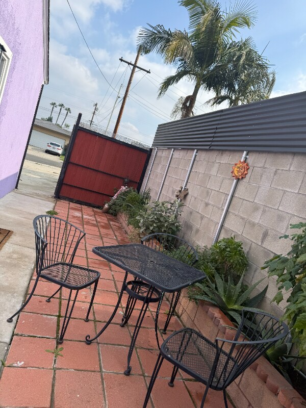 Building Photo - 665 Larimore Ave