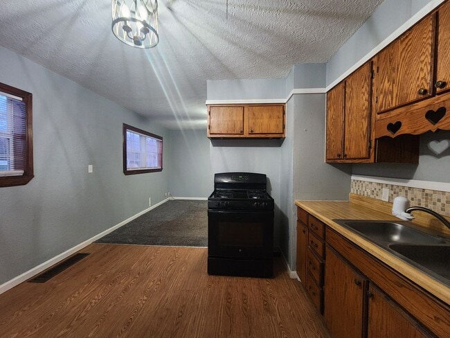 Building Photo - 3 Bedroom Home in Shawnee