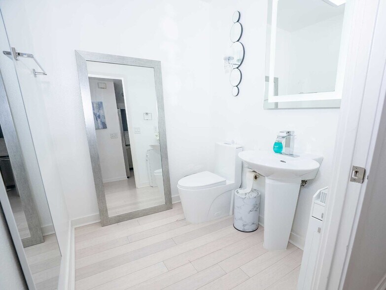 Building Photo - 88 King St